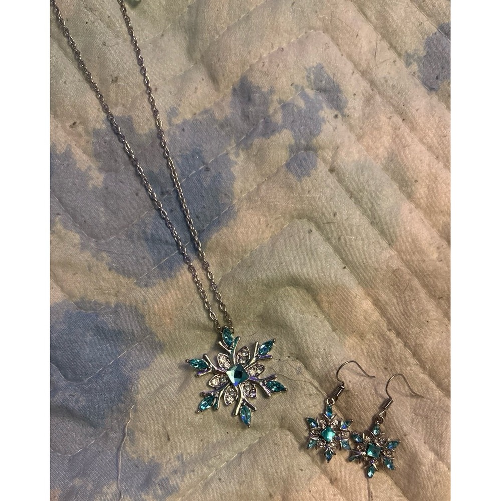NEW Beautiful Silver & Light Blue Gem Snowfkake Necklace & Earrings‎ Set